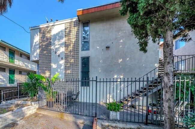 1966 N Beachwood Dr in Los Angeles, CA - Foto de edificio - Building Photo