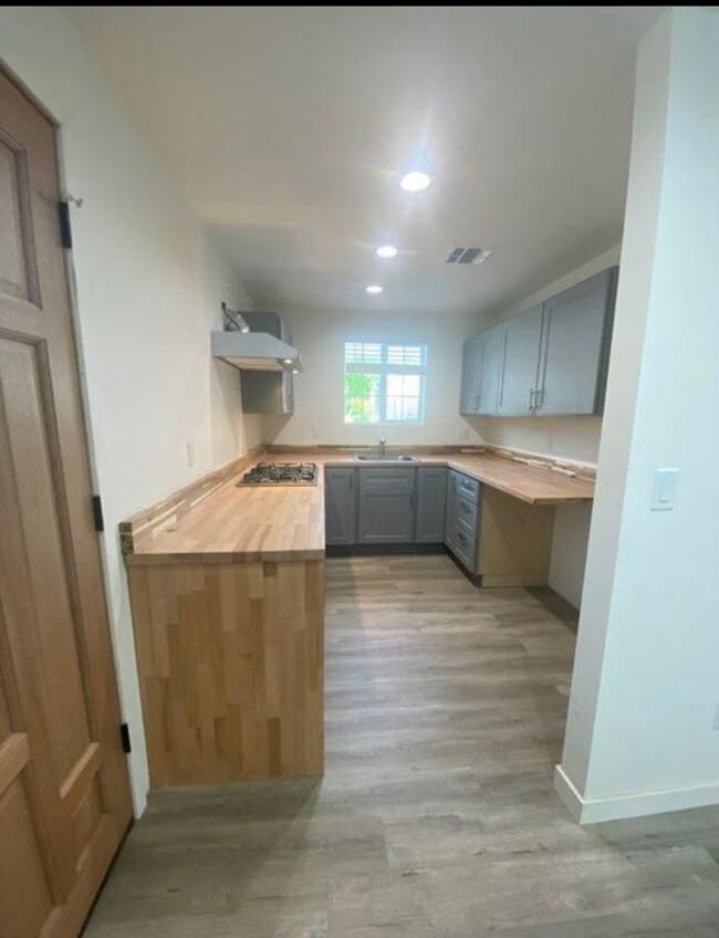 10713 Irma Ave in Tujunga, CA - Foto de edificio - Building Photo