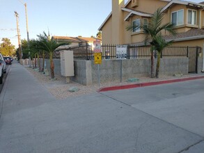 Hart Townhomes in El Cajon, CA - Foto de edificio - Building Photo