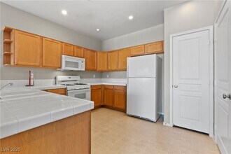 1012 Domnus Ln in Las Vegas, NV - Foto de edificio - Building Photo