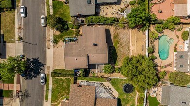 327 Bethany St in Thousand Oaks, CA - Foto de edificio - Building Photo