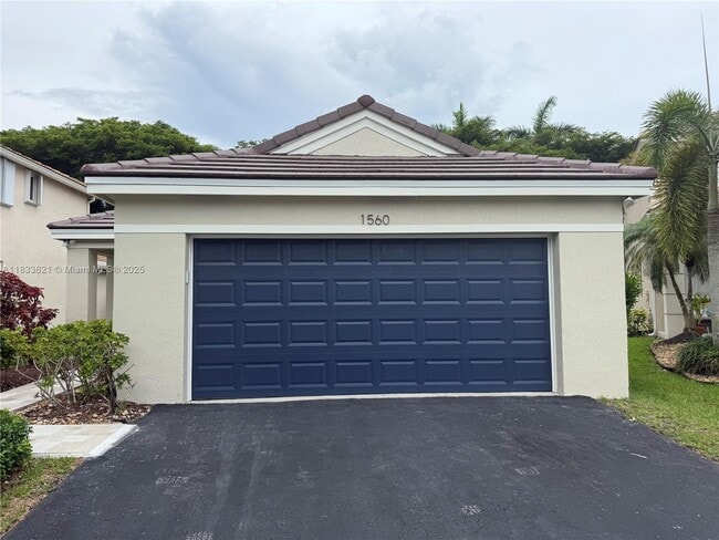 1560 Canary Island Dr in Weston, FL - Building Photo - Building Photo