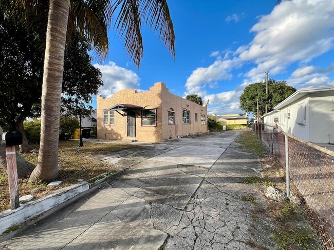 419 Barnett St, Unit B-19 in West Palm Beach, FL - Building Photo - Building Photo