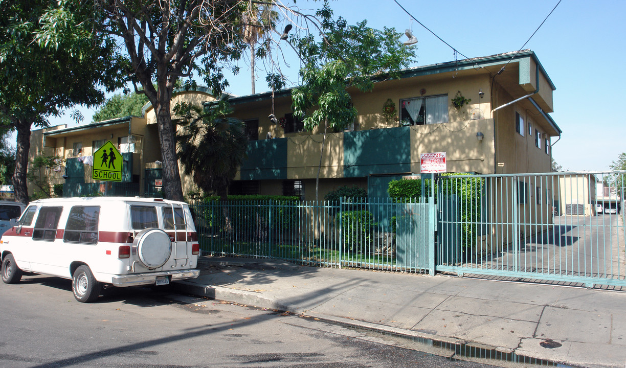 8845 Langdon Ave in North Hills, CA - Foto de edificio