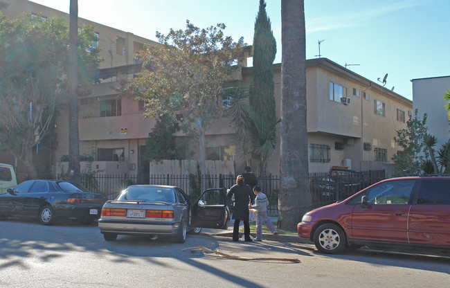 1327 S St Andrews Pl in Los Angeles, CA - Foto de edificio - Building Photo