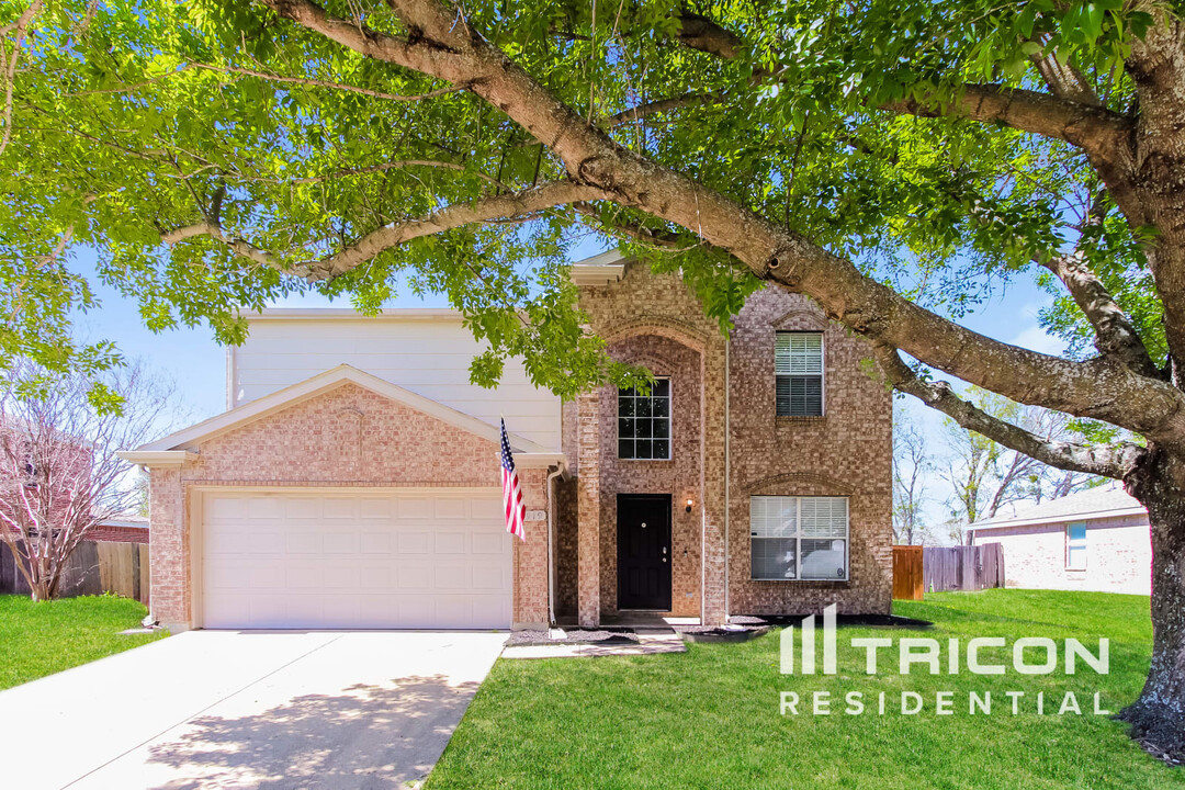 1919 Notre Dame Dr in Glenn Heights, TX - Building Photo