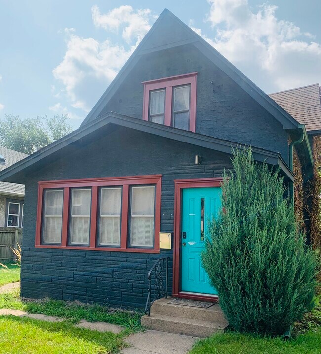 2526 UNIVERSITY AVE NE Minneapolis, Unit 2 in Minneapolis, MN - Foto de edificio - Building Photo