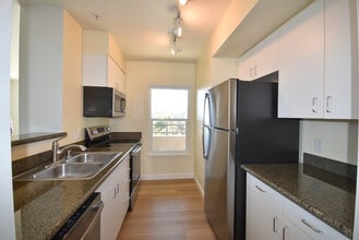 8400 Oceanview Ter, Unit 308 in San Francisco, CA - Building Photo - Building Photo