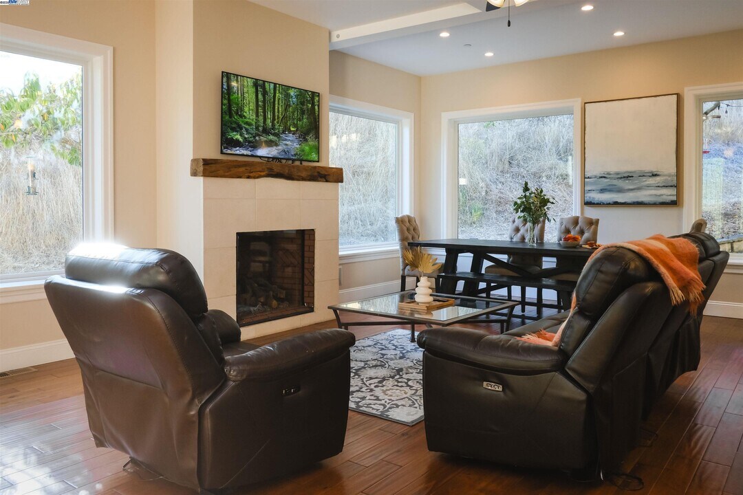 5700 Alhambra Valley Rd in Martinez, CA - Building Photo