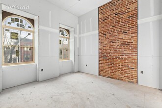 860 Hancock St in Brooklyn, NY - Building Photo - Interior Photo