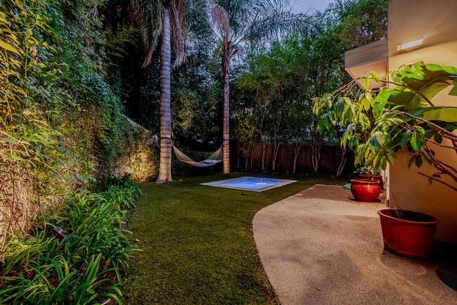 2423 Horse Shoe Canyon Rd in Los Angeles, CA - Foto de edificio - Building Photo