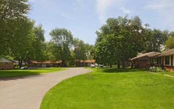 Derbyshire Court in West Lafayette, IN - Building Photo - Building Photo