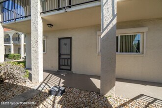 201 St Lucie Ln in Cocoa Beach, FL - Foto de edificio - Building Photo