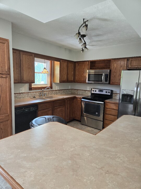 8194 Allen Rd in Fenton, MI - Building Photo