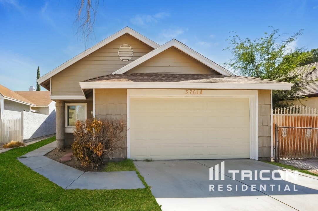 37618 12th St E in Palmdale, CA - Building Photo