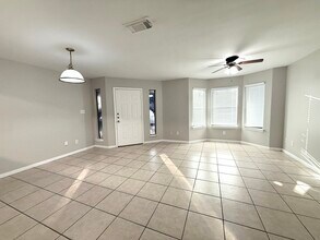 3032 La Estancia Ln in Houston, TX - Foto de edificio - Building Photo