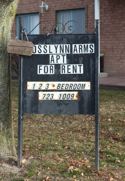 Rosslyn Arms in Oshawa, ON - Building Photo