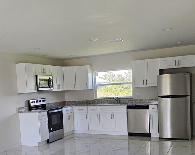 322 Mangonia Ave in Lehigh Acres, FL - Building Photo - Building Photo