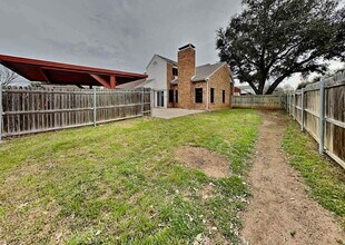 2048 Feather Ln in Lewisville, TX - Foto de edificio - Building Photo