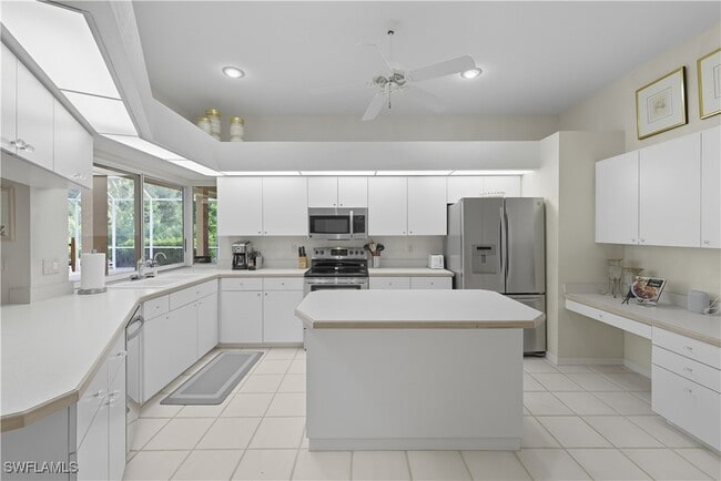 24750 Pennyroyal Dr in Bonita Springs, FL - Foto de edificio - Building Photo