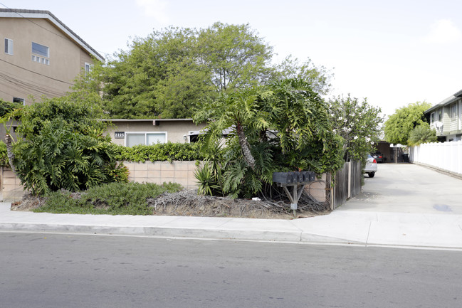 2225 Pacific Ave in Costa Mesa, CA - Foto de edificio - Building Photo