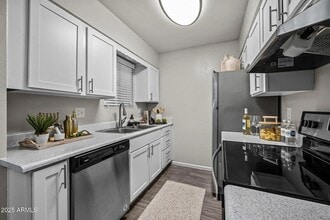 9350 N 67th Ave, Unit B2 in Glendale, AZ - Building Photo - Building Photo