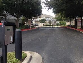 1900 Scofield Ridge Pkwy in Austin, TX - Building Photo - Building Photo
