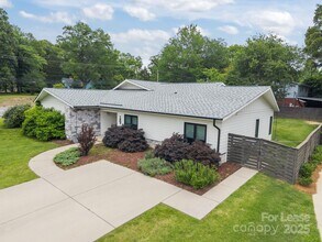1207 Lakedell Dr in Charlotte, NC - Building Photo - Building Photo