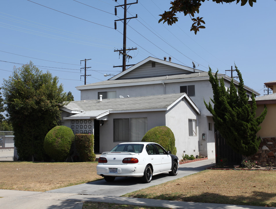 12500 Kornblum Ave in Hawthorne, CA - Building Photo