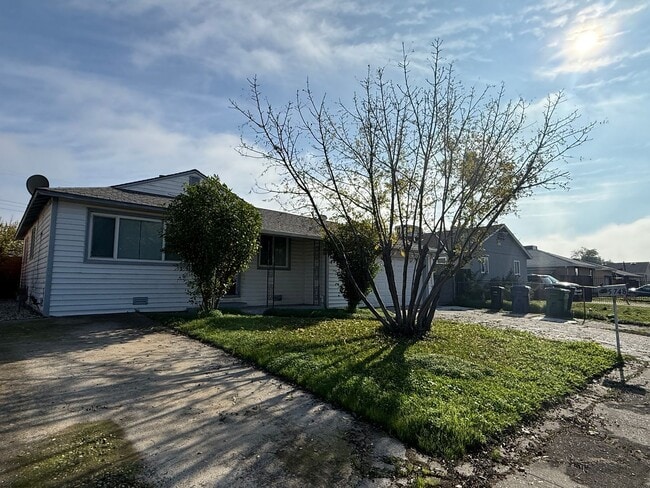 5748 San Ardo Way in North Highlands, CA - Building Photo - Building Photo