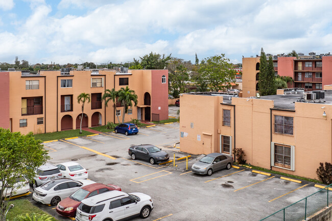 Westland Manors East Condos in Hialeah, FL - Building Photo - Building Photo