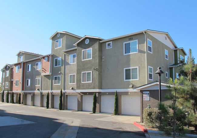 Paseo Santa Clara Apartments in Oxnard, CA - Building Photo - Building Photo