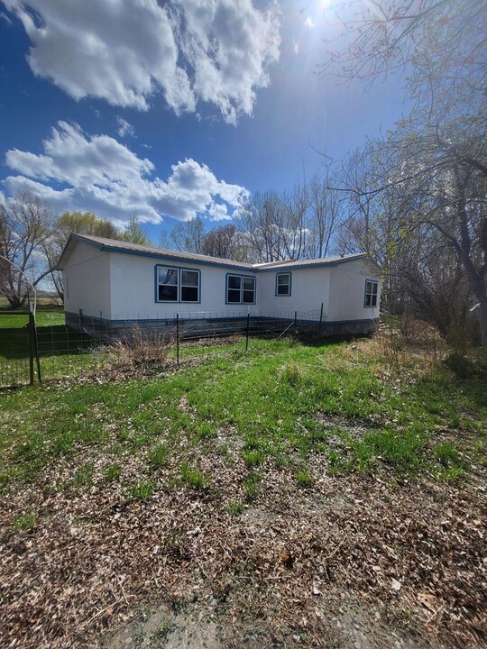 387 Missouri Valley Rd in Riverton, WY - Foto de edificio