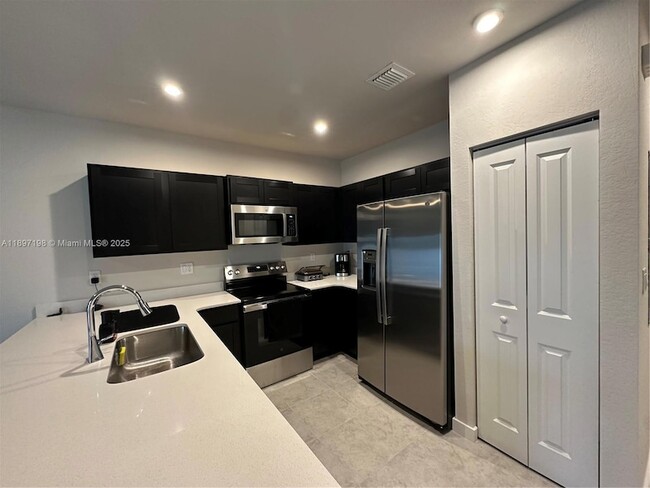 389 NW 10th St in Florida City, FL - Building Photo - Building Photo