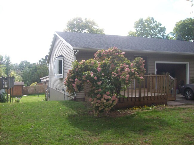 2009 Cleveland St in Eau Claire, WI - Building Photo - Building Photo