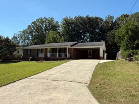 2212 Hickory Hill Dr in Guntersville, AL - Building Photo