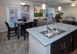 Watermark at Jordan Creek in West Des Moines, IA - Foto de edificio - Building Photo