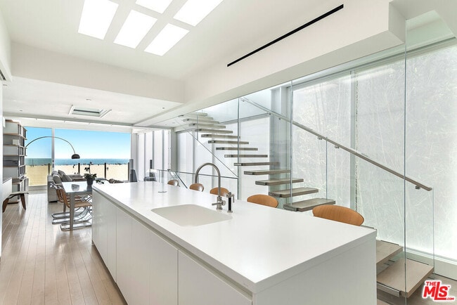 1267 Palisades Beach Rd in Santa Monica, CA - Building Photo - Building Photo