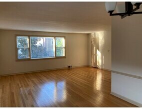 2851 W Berwyn Ave, Unit 2nd Floor in Chicago, IL - Building Photo - Building Photo