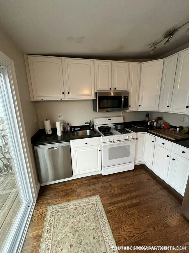 34 Baxter St, Unit 3 in Boston, MA - Foto de edificio - Building Photo