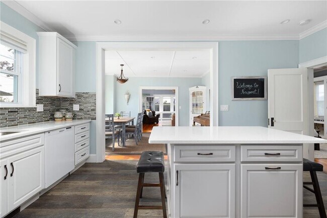 127 W Main Rd in Middletown, RI - Building Photo - Building Photo