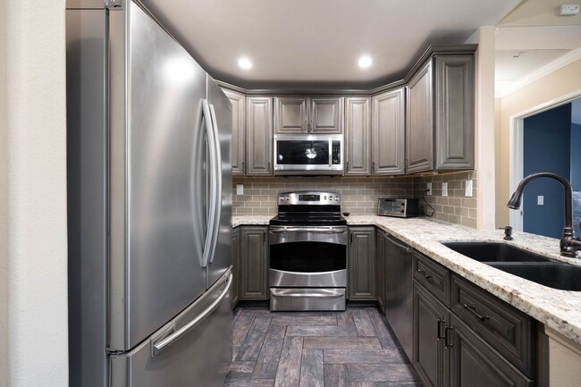 510 Camino De La Reina in San Diego, CA - Building Photo - Building Photo