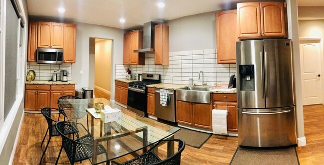 687 Locust St in San Jose, CA - Foto de edificio - Building Photo