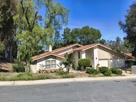 462 Avenida Adobe in Escondido, CA - Building Photo