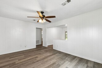 2326 28th Ave N in Texas City, TX - Building Photo - Building Photo