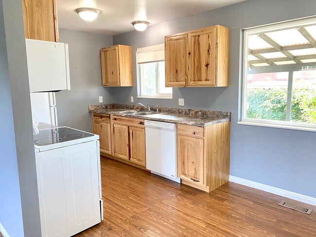 2095 W 5900 S in Roy, UT - Building Photo - Building Photo