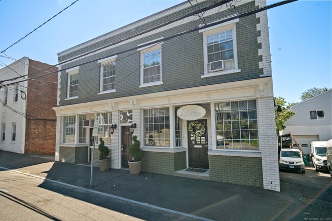 60 Pemberwick Rd in Greenwich, CT - Building Photo - Building Photo