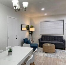 2160 NW 18th Ter, Unit 1 in Miami, FL - Foto de edificio - Building Photo