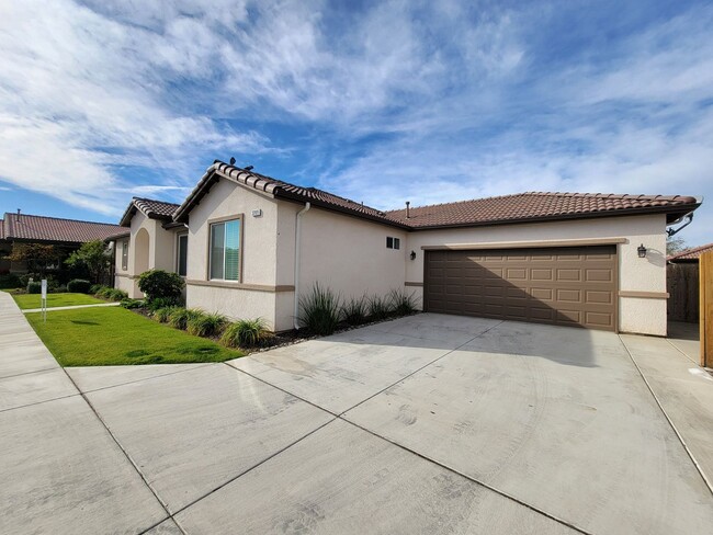 3209 N Rova Ct in Visalia, CA - Foto de edificio - Building Photo