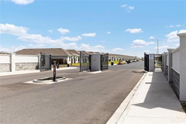 300 S Retama Ln, Unit 2 in Weslaco, TX - Building Photo - Building Photo